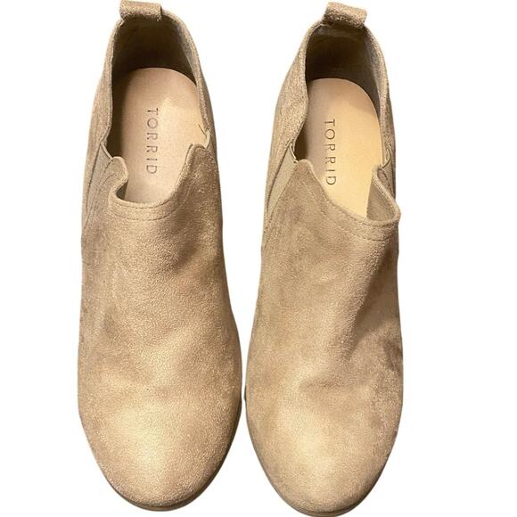 Torrid Tan Faux Suede Heeled Booties Size 10W Low Dip Ankle Boots Style L8333-02 - Picture 2 of 7